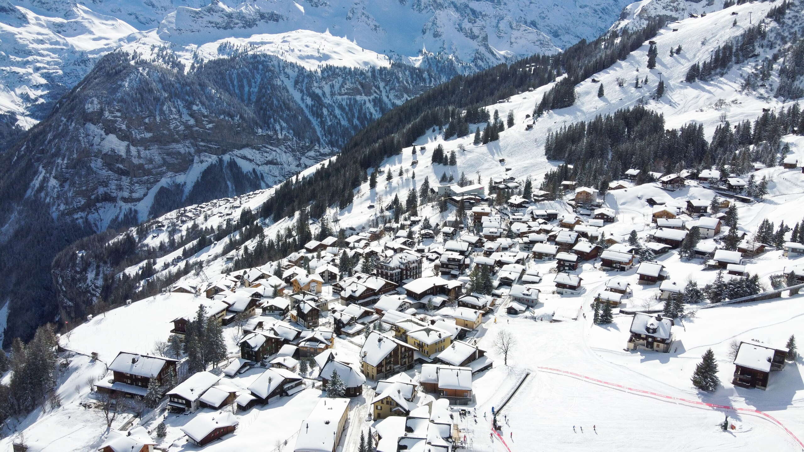 Das verschneite Mürren aus der Vogelperspektive.