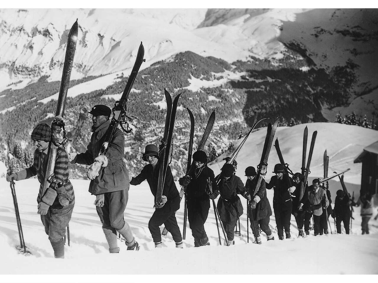 La nostalgie de l'hiver à Mürren. Porter ses skis sur la pente sans ascenseur, cela faisait autrefois partie du ski.