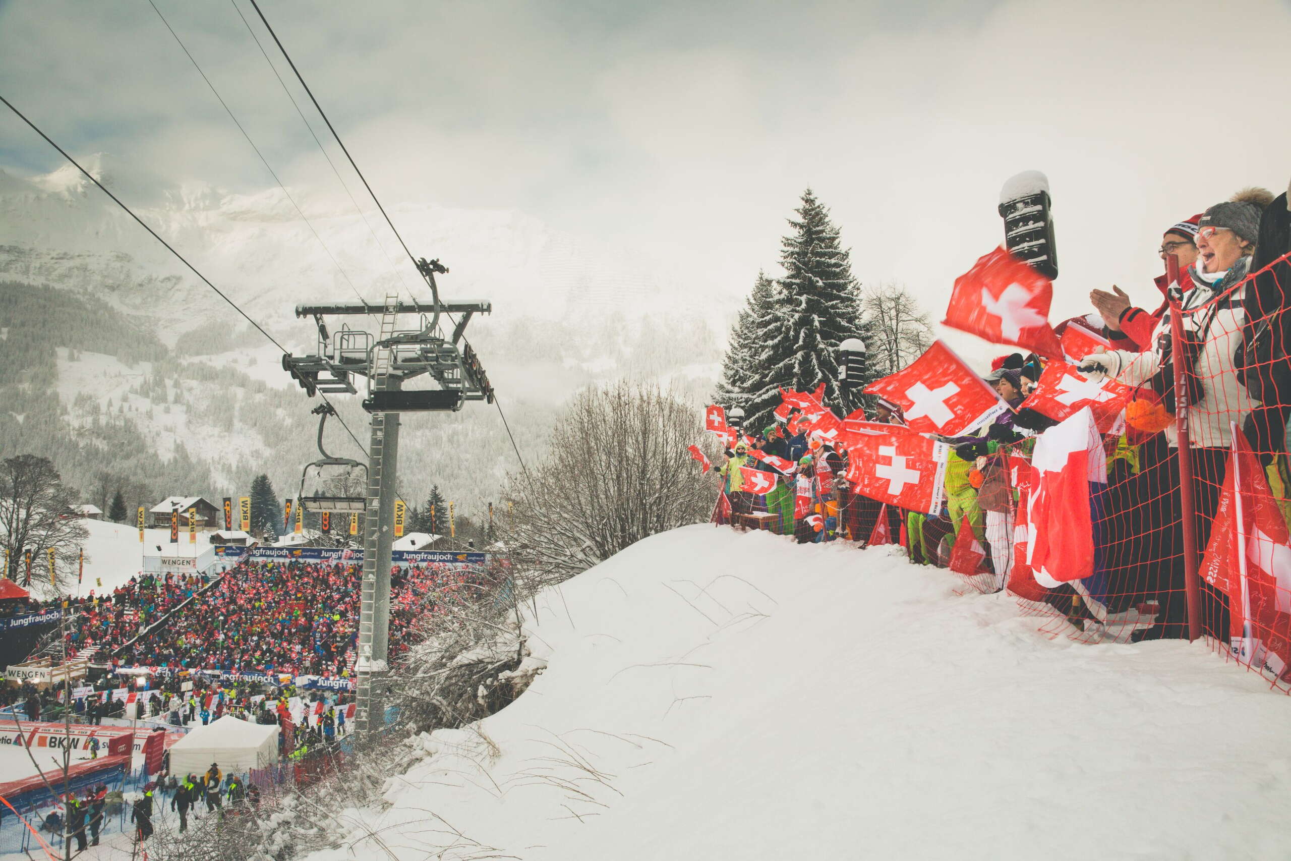 Momentaufnahme am Lauberhornrennen in Wengen. Die Schweizer Fans jubeln den Fahrern von der Pistenseite aus zu.