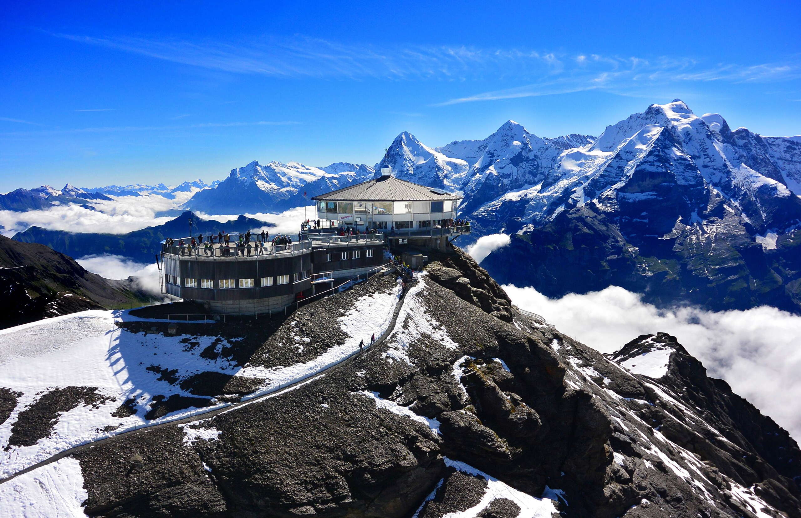 Das Schilthorn präsentiert sich im Winter. Im Hintergrund ist das Bergpanorama rund um Eiger, Mönch und Jungfrau zu sehen.