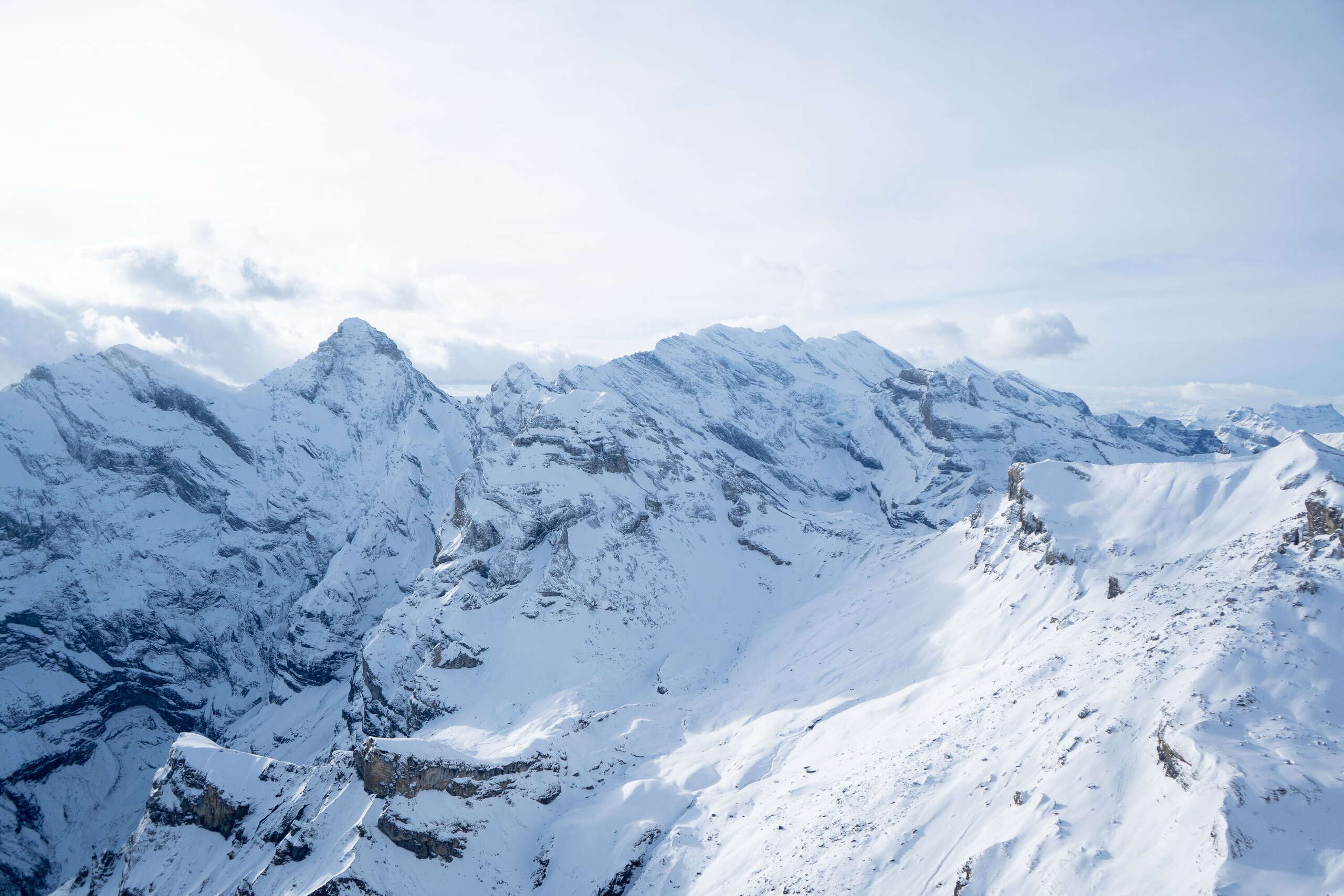 Aussicht von der Birg in das verschneite Bergpanorama rund um das Gspaltenhorn.