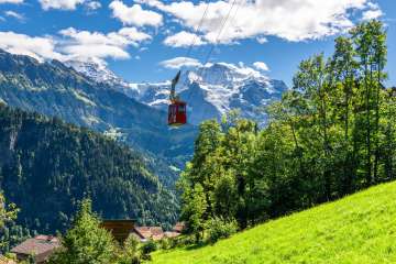 Die Luftseilbahn Isenfluh-Sulwald fährt hoch nach Sulwald, im Sommer und in der Sonne