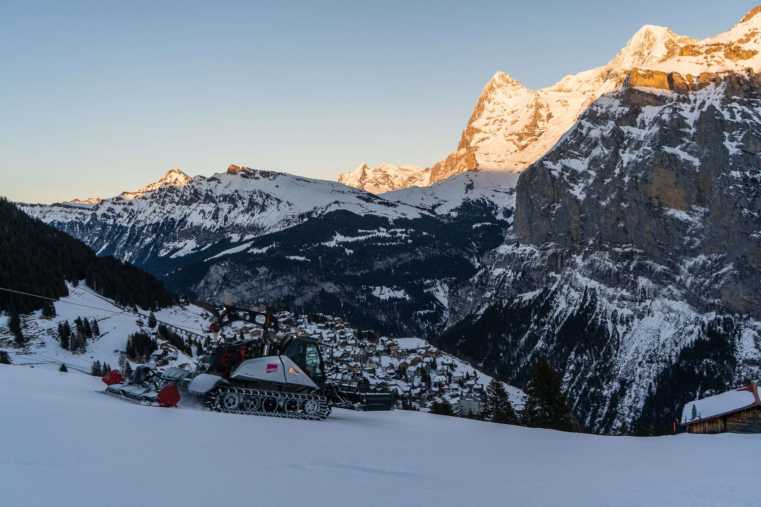 Unterwegs in der Abenddämmerung: Yanick Wyss präpariert im Skigebiet Mürren-Schilthorn mit dem Pistenfahrzeug die Skipisten für den nächsten Tag.