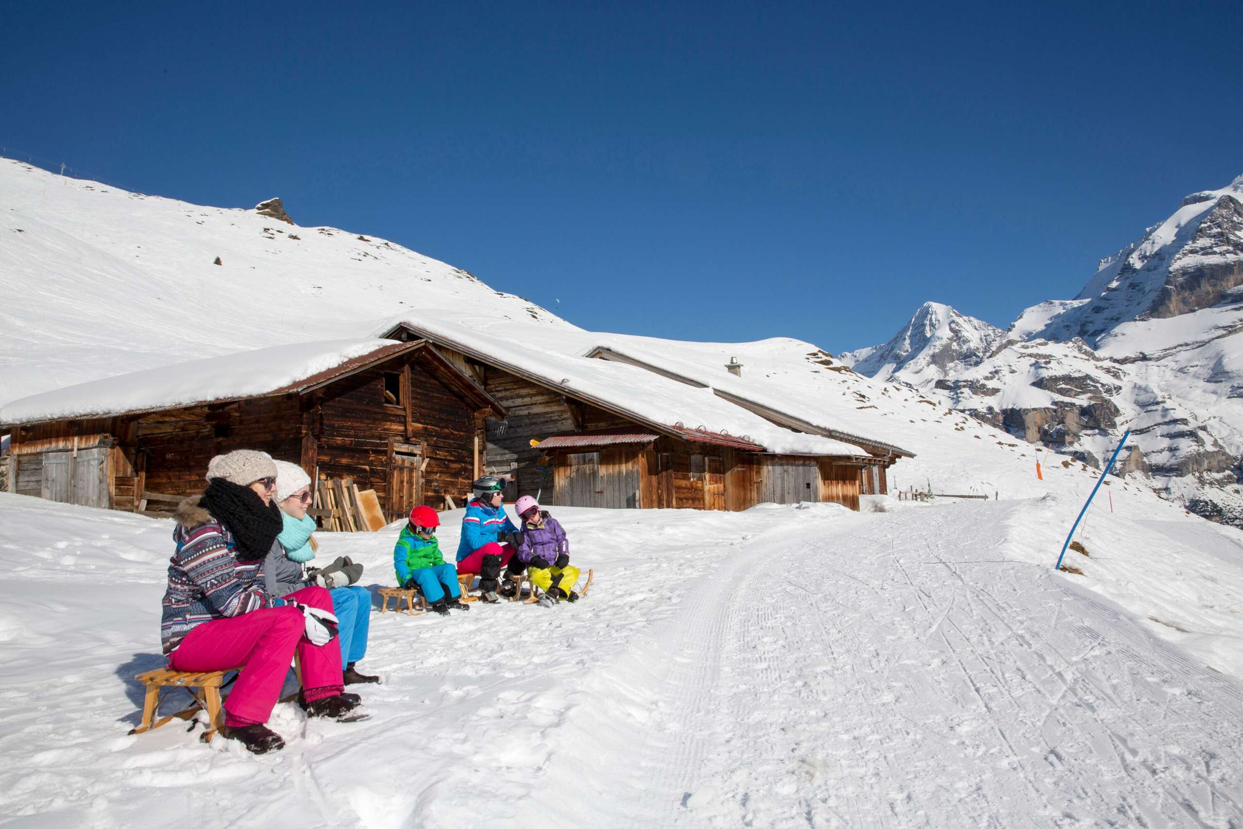 A break is a must. The sledgers take a break on the Apollo Run toboggan run in Mürren.